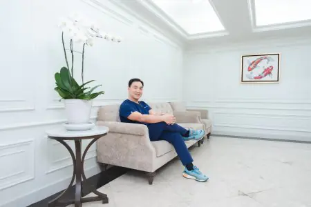 منطقة انتظار في مستشفى BNH بديكور حديث ومقاعد مريحة في بانكوك