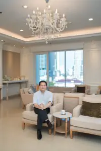 منطقة انتظار في مستشفى BNH بمقاعد عصرية وإطلالة على المدينة