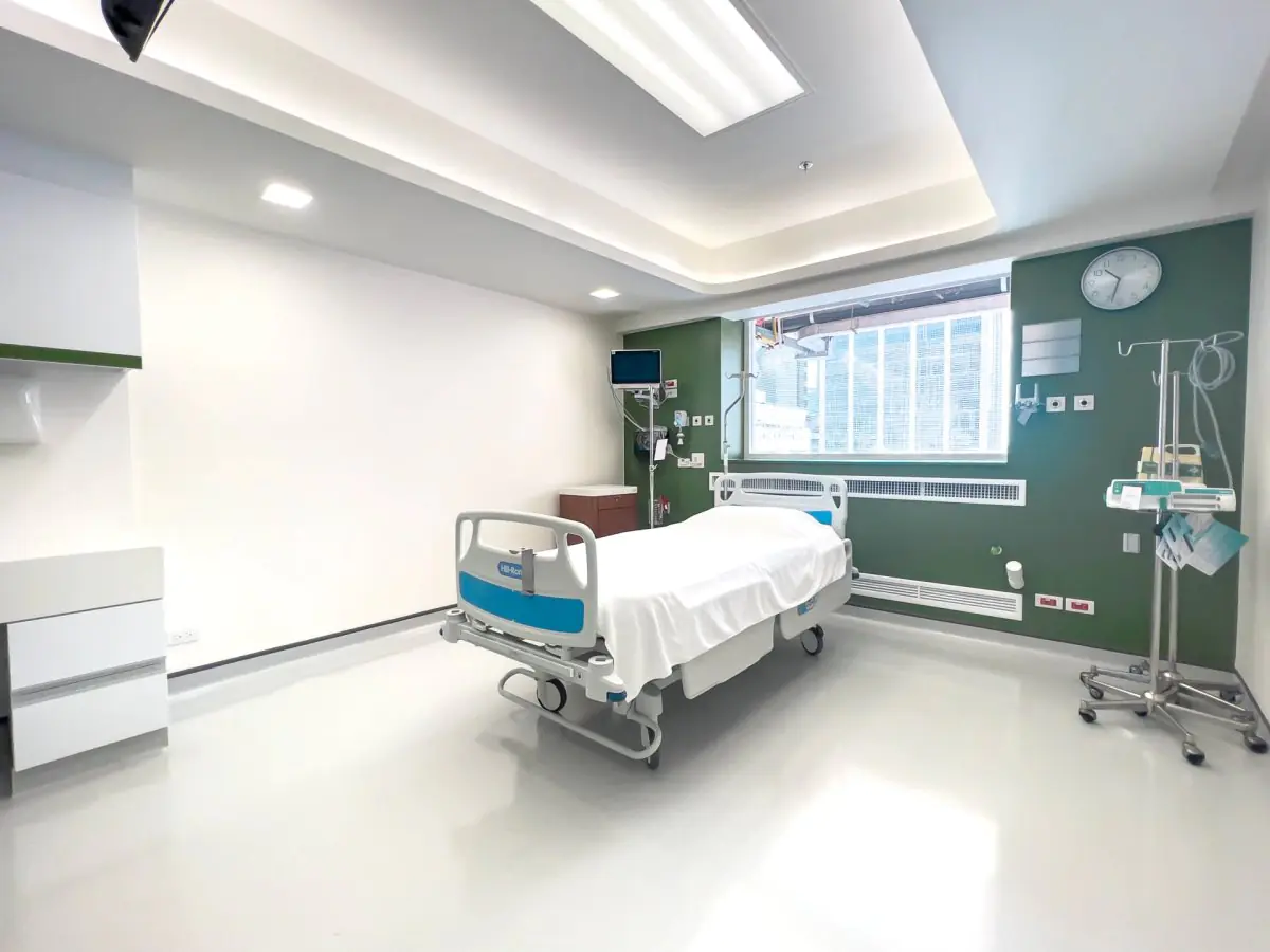 Палата пацієнта в Bangkok Christian Hospital із сучасним медичним обладнанням