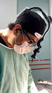 جراح تجميل في عيادة Dr. Fabiano Arruda في غويانيا أثناء إجراء عملية جراحية
