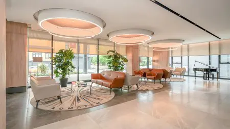 Sala de espera moderna en Romatem Move Çamlıca con sofás y piano