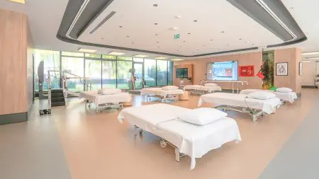 Sala de fisioterapia en Romatem Move Çamlıca con camas de rehabilitación y equipos