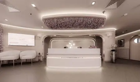 Área de recepción en The Cosmo Clinic con decoración moderna y asientos cómodos