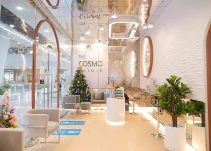 Área de recepción en The Cosmo Clinic con decoración moderna y árbol de Navidad