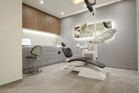 غرفة علاج أسنان حديثة في NOVA Dental Institute مزودة بمعدات متقدمة