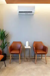 Área de espera con sillas modernas en NOVA Dental Institute