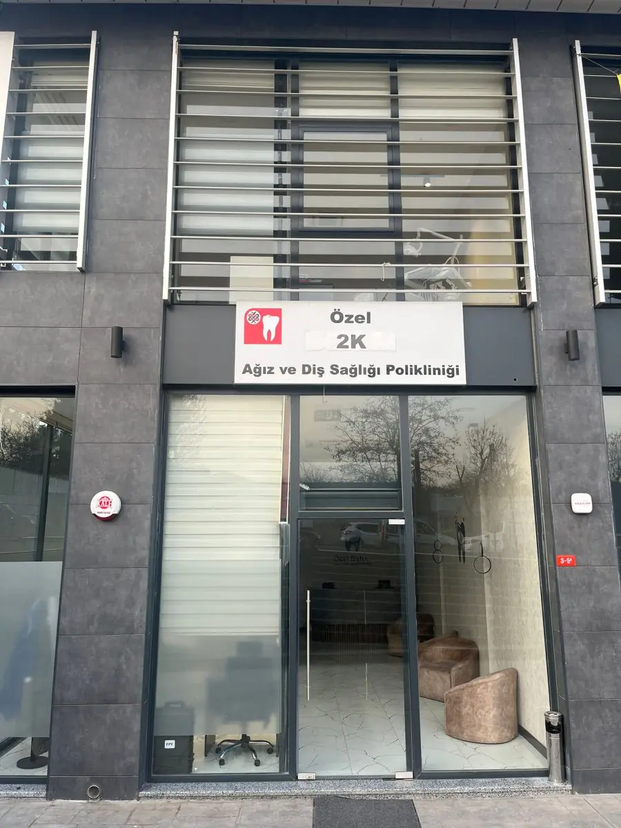 Façade de la clinique dentaire 2K Ağız ve Diş Sağlığı Polikliniği en Turquie