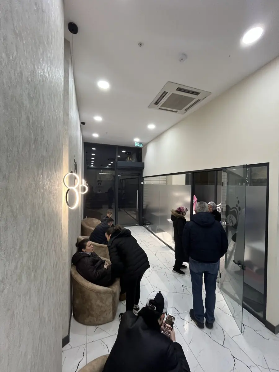 Salle d'attente à 2K Ağız ve Diş Sağlığı Polikliniği avec sièges et éclairage modernes