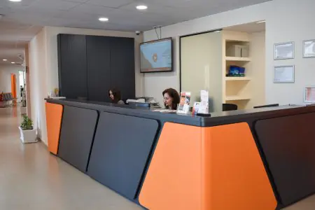 Mostrador de recepción en Barleti Medical Group, interior moderno en Albania