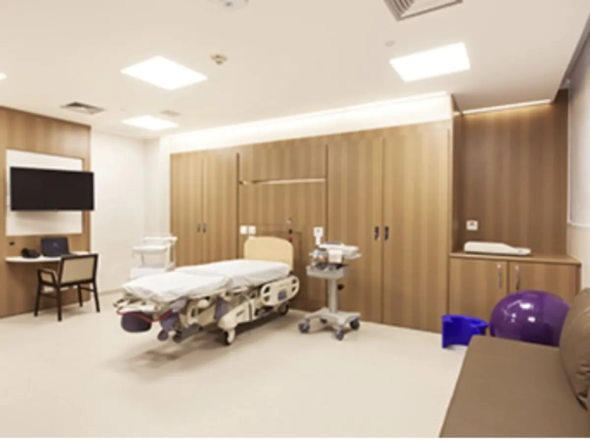 Chambre de patient à la clinique Dr. Fabiano Arruda à Goiânia avec équipement moderne