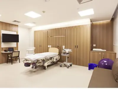 Habitación de paciente en la clínica Dr. Fabiano Arruda en Goiânia con equipo moderno