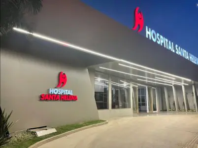 Fachada moderna del Hospital Santa Helena en Goiânia, Brasil, iluminada de noche