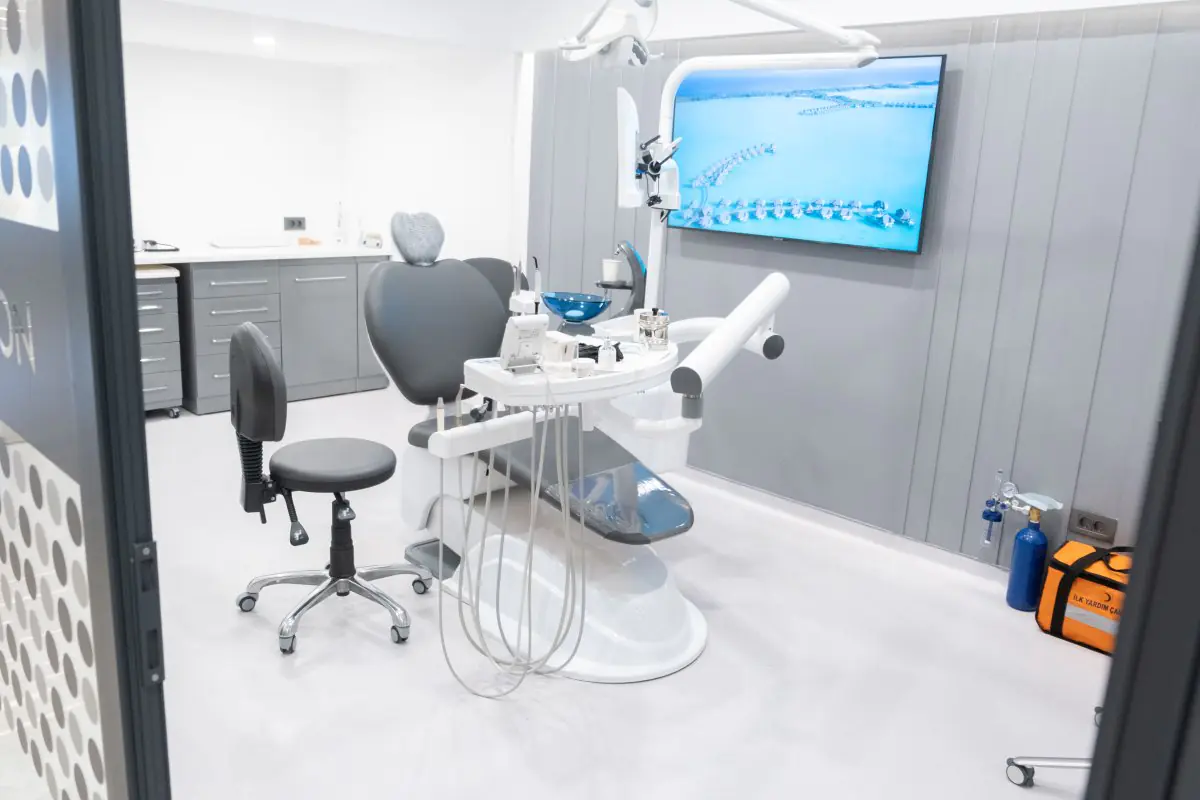 Современный стоматологический кабинет в DR. BİRKAN DURAS CLINIC с современным оборудованием