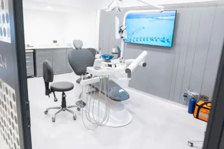 غرفة علاج أسنان حديثة في DR. BİRKAN DURAS CLINIC مع معدات متطورة