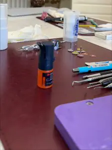 Instrumentos y materiales dentales en la mesa de trabajo en la clínica Dr. Cléo Salustiano