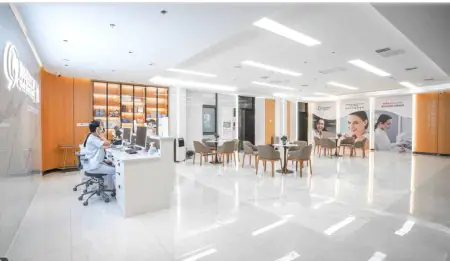 Recepción y sala de espera en Qinghua Sunshine Dentistry Wuhan, clínica dental moderna
