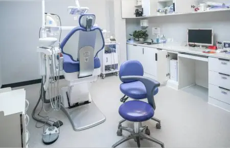Sala de tratamiento dental con equipo moderno en Qinghua Sunshine Dentistry Wuhan