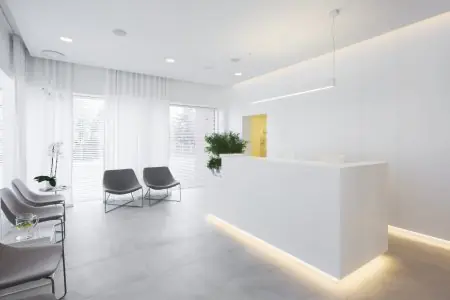 Área de recepción en PROESTETICA Klinika dr Prager con diseño minimalista moderno