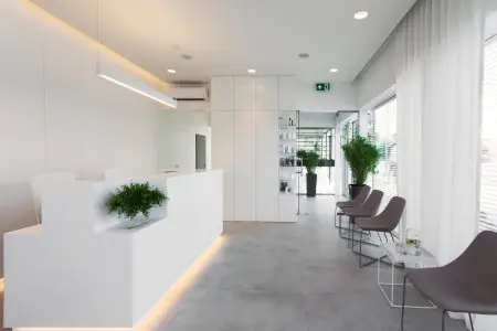 Recepción y sala de espera en PROESTETICA Klinika dr Prager, Bucarest, diseño moderno