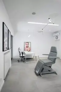 Sala de consulta en PROESTETICA Klinika dr Prager con sillón médico moderno, Bucarest