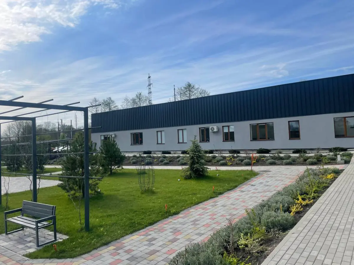 Rea:Medical clinic exterior with landscaped garden and modern building