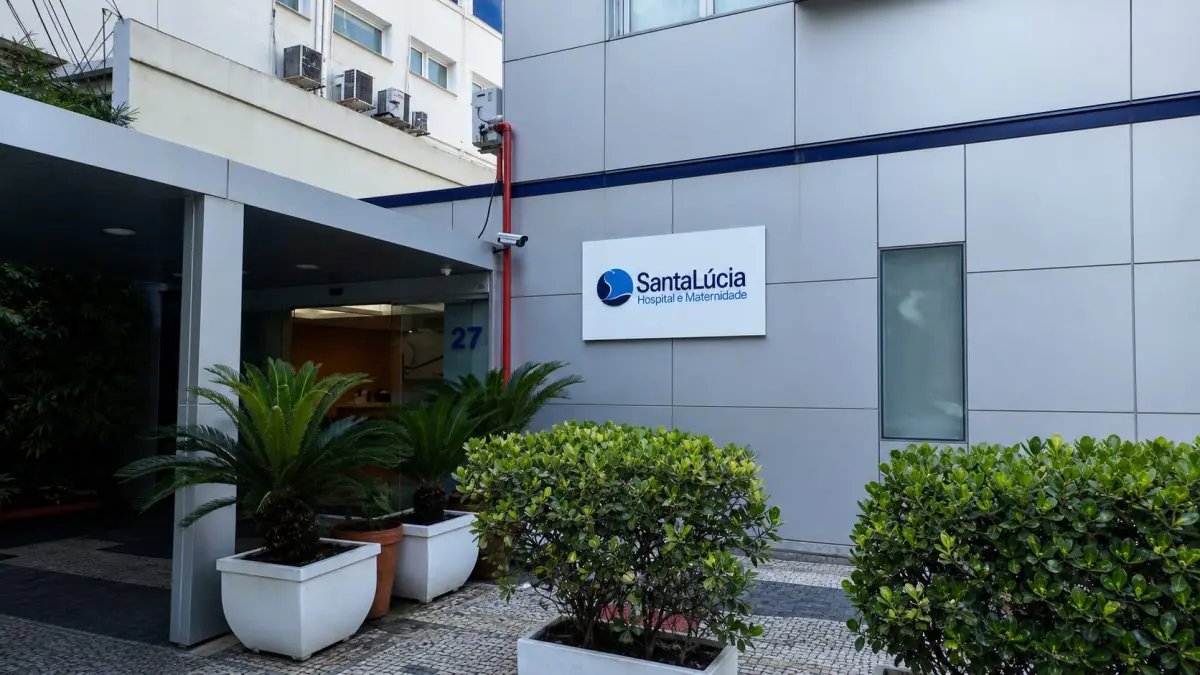 Moderne Außenfassade der Santa Lúcia Hospital and Maternity Klinik in Brasilien