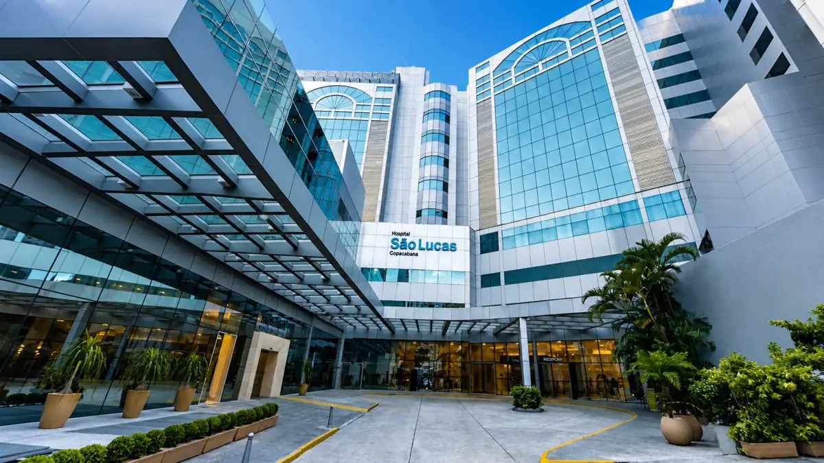 Moderne Glasfassade des Hospital São Lucas Copacabana in Rio de Janeiro