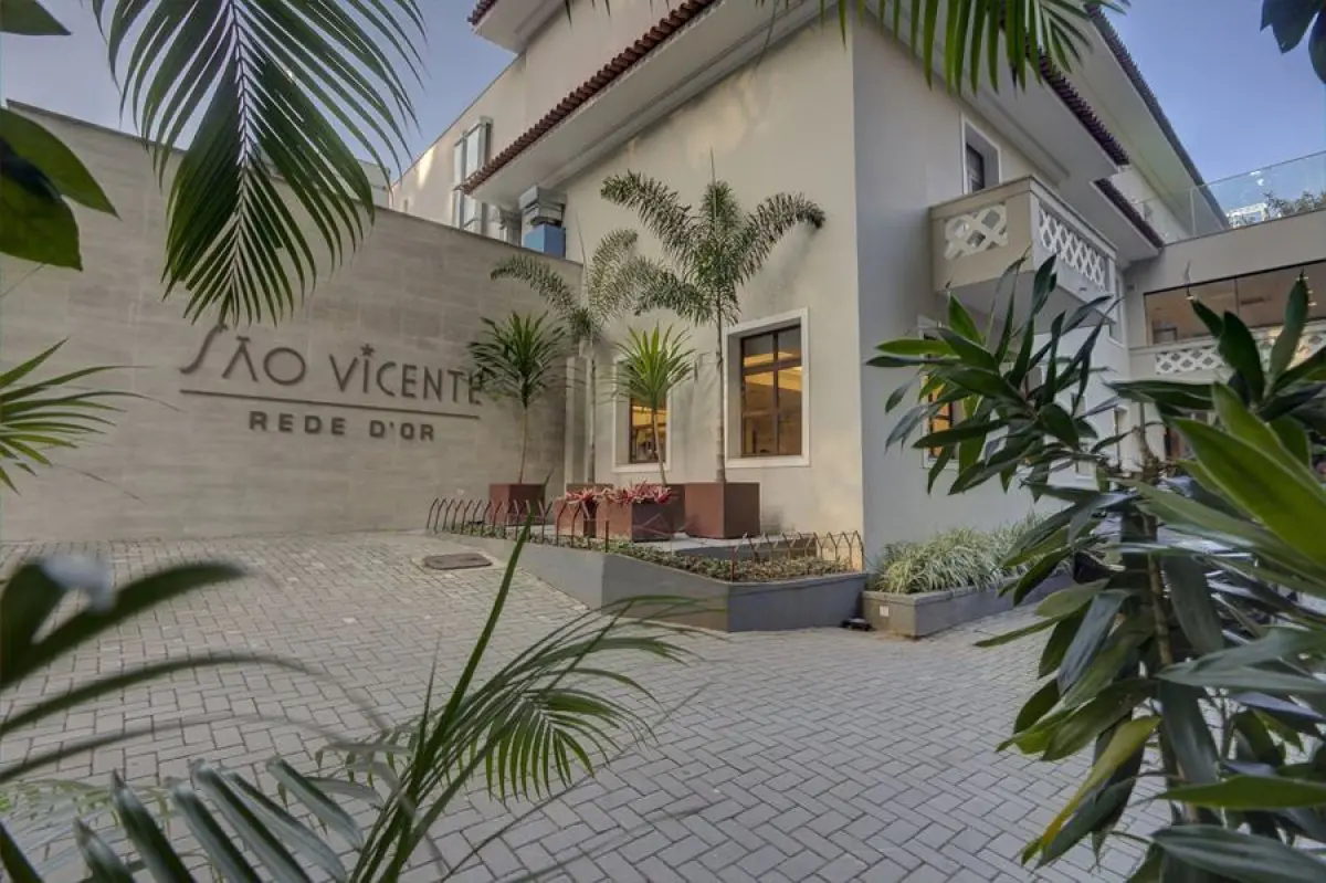 Klinikfassade von São Vicente Rede D'Or mit Garten in Brasilien