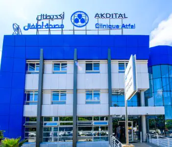 Fachada moderna de AKDITAL Clinique Afak en Tánger, Marruecos