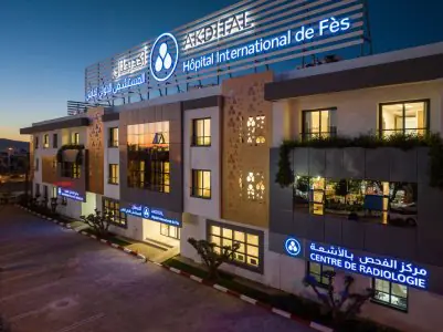Fachada moderna de la clínica AKDITAL Hôpital International de Fès en Marruecos al atardecer