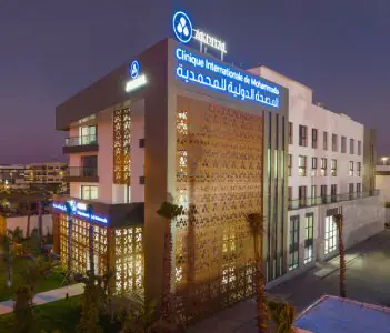 Fachada moderna de la clínica AKDITAL Hôpital Privé de Tanger en Marruecos al atardecer