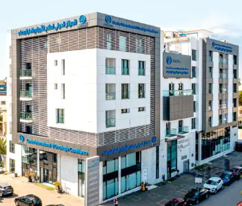 Edificio moderno de la clínica AKDITAL Hôpital Privé de Tanger en Marruecos