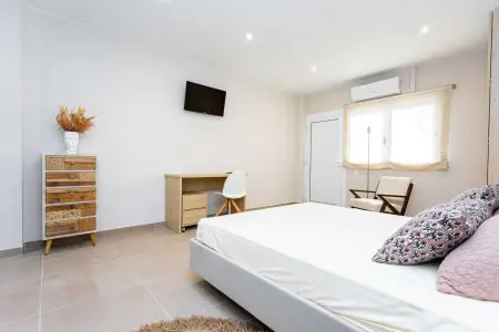 Habitación de recuperación de pacientes en ZEUS Centro Terapéutico con mobiliario moderno