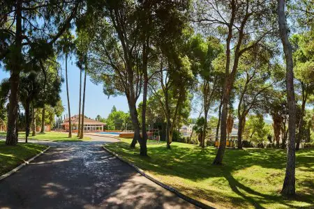 Exterior de la clínica ZEUS Centro Terapéutico rodeado de árboles y jardines