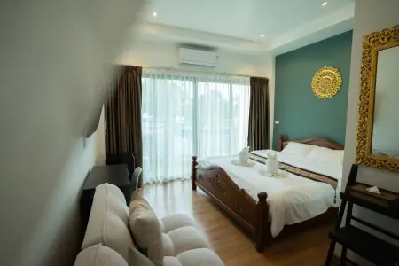 غرفة تعافي المرضى في The Warmth Rehab بسرير كبير ووسائل راحة حديثة