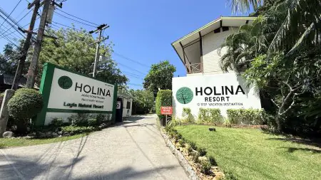 Exterior de la clínica Holina Rehab Thailand con entrada y letreros del resort