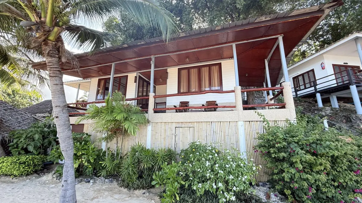 Екстер'єр клініки Holina Rehab Thailand з тропічним садом і верандою