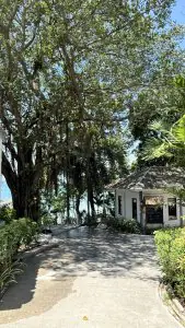 Exterior de la clínica Holina Rehab Thailand con jardín tropical y vista al océano