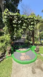 Entrada al jardín con vegetación en la clínica Holina Rehab Tailandia