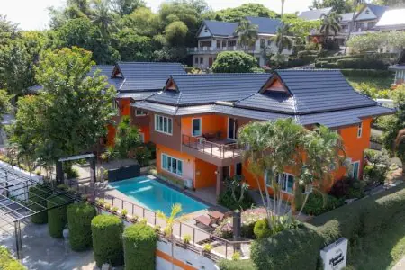 الواجهة الخارجية لعيادة Phuket Island Rehab مع مسبح وحديقة استوائية في تايلاند