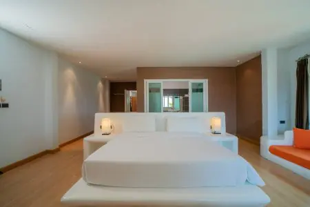 غرفة تعافي المرضى في Phuket Island Rehab بسرير حديث وديكور مريح