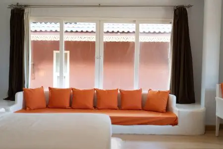 صالة انتظار المرضى في Phuket Island Rehab مع وسائد برتقالية وإضاءة طبيعية