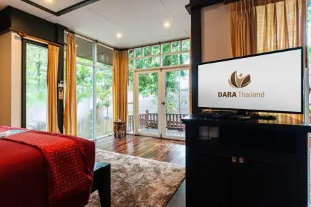 غرفة مرضى في DARA Rehab Thailand بإطلالة على الحديقة ومرافق حديثة