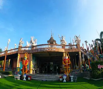 Fachada de SafeHouse Rehab Thailand con estatuas tailandesas tradicionales y arquitectura ornamentada