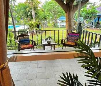 Área de relajación al aire libre en SafeHouse Rehab Thailand con vista al jardín