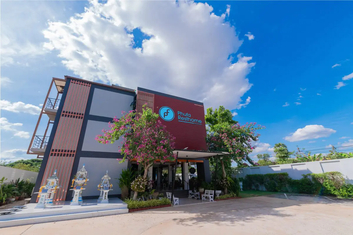 Phufa Resthome clinic exterior with modern facade and landscaped entrance