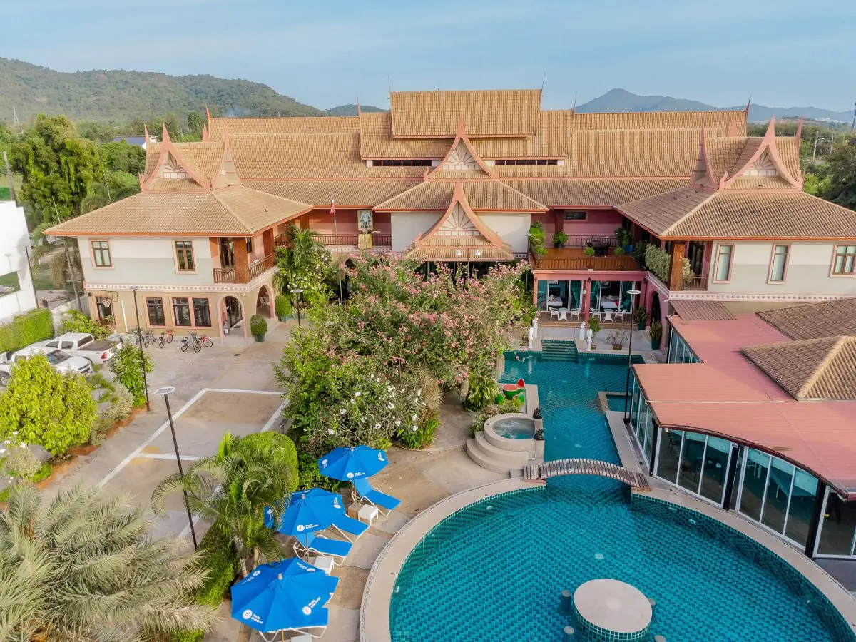 Phufa Resthome Klinik Außenansicht mit Pool und Garten in Thailand