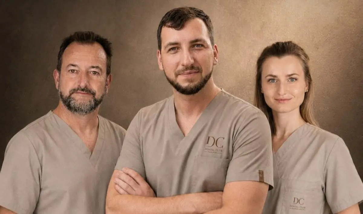 Zespół stomatologiczny Dental Club Karadjovi w uniformach, portret personelu