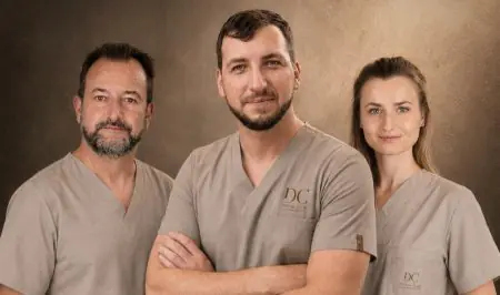فريق أطباء Dental Club Karadjovi بالزي الطبي، صورة طاقم محترف