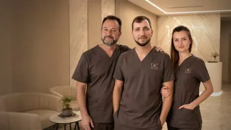 فريق Dental Club Karadjovi في منطقة استقبال عيادة حديثة